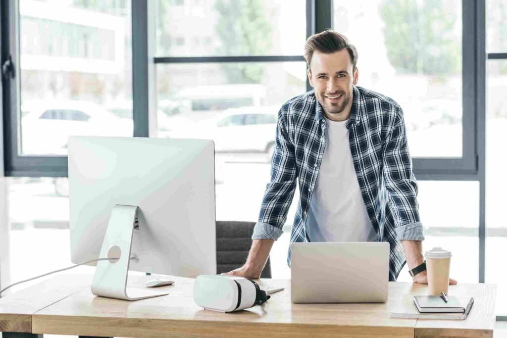 homme heureux devant site web réussi