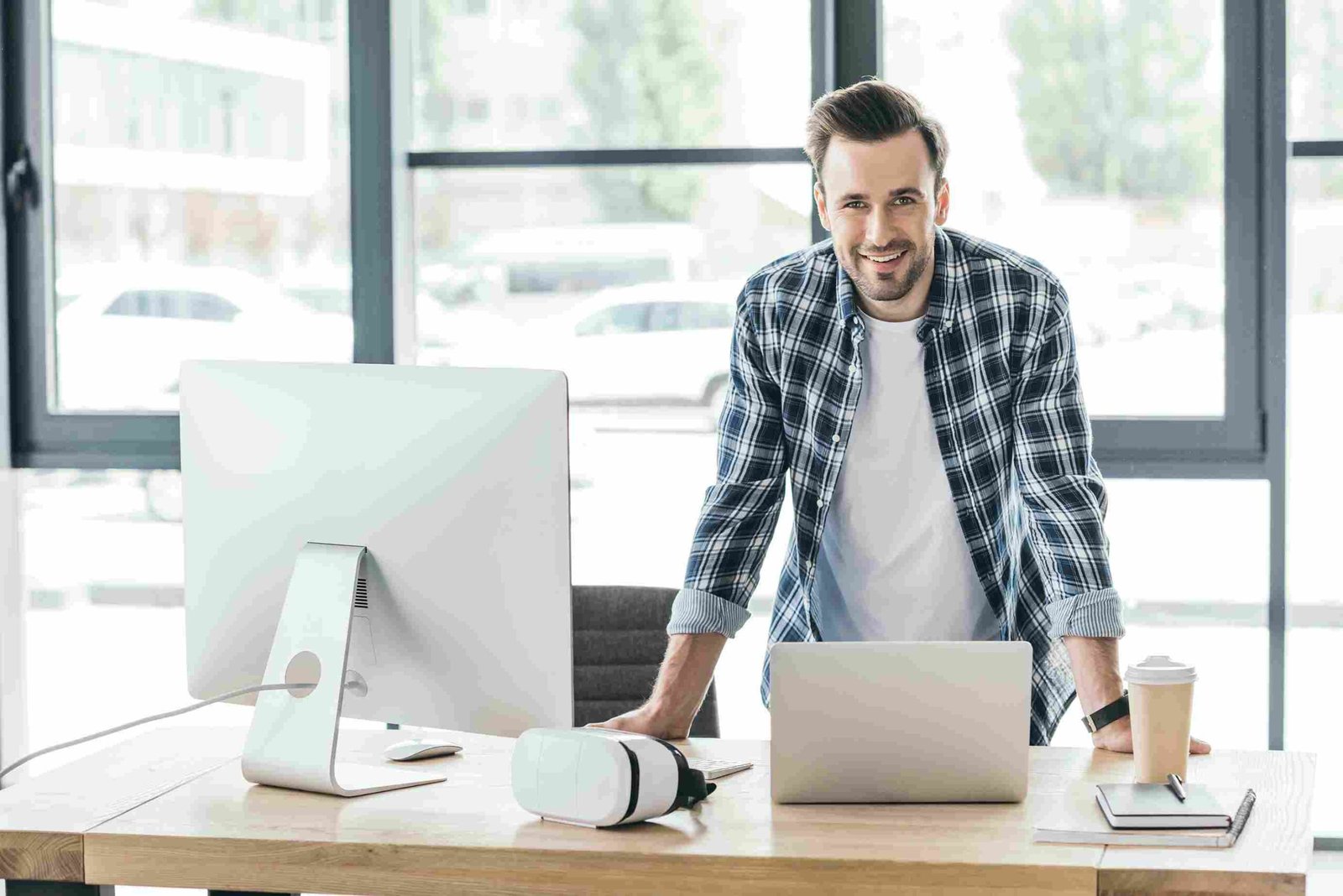 homme heureux devant site web réussi